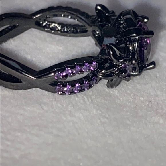 A purple and black ring - Picture 2 of 2